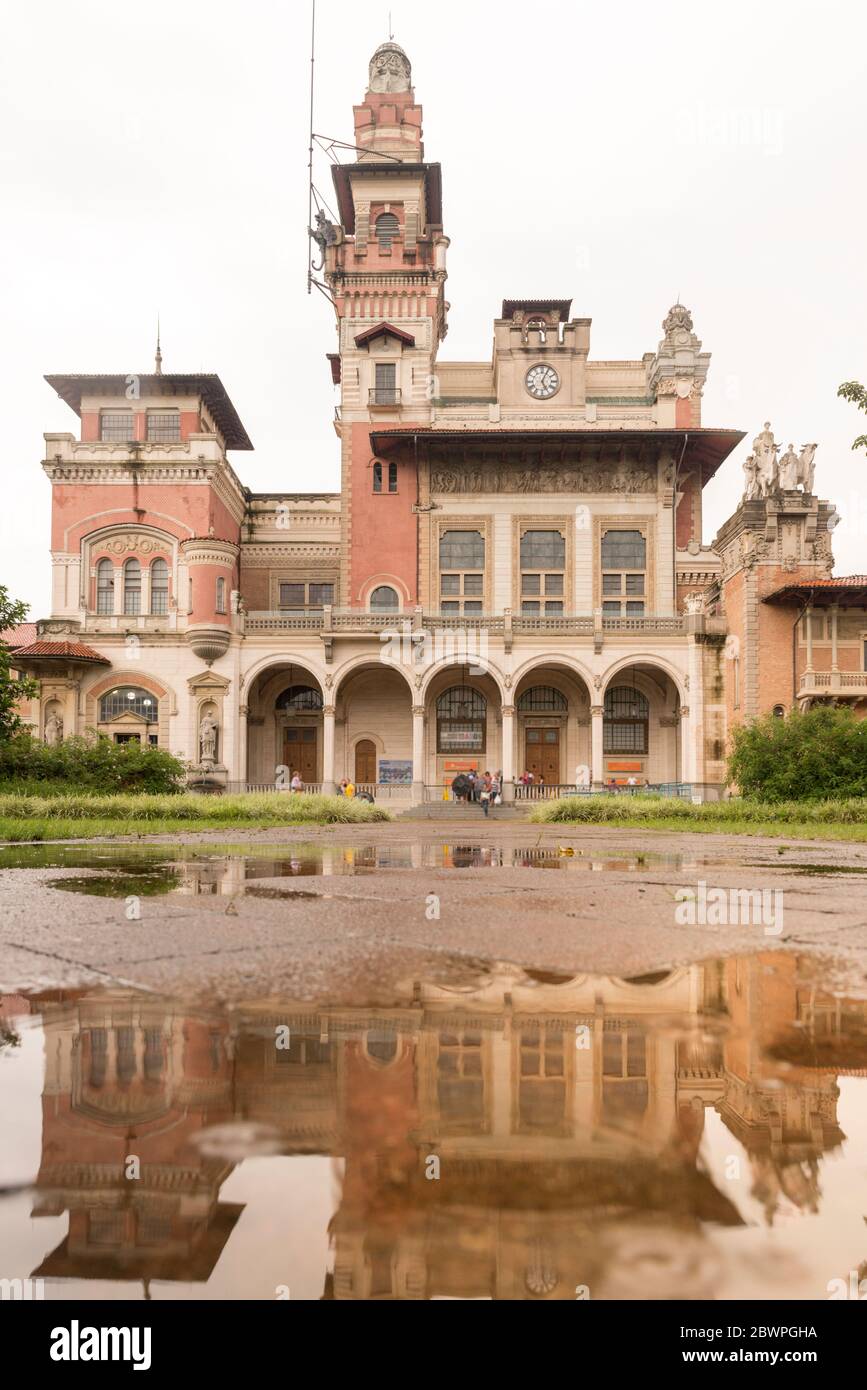 Catavento Museum with reflection on puddle, in São Paulo Stock Photo