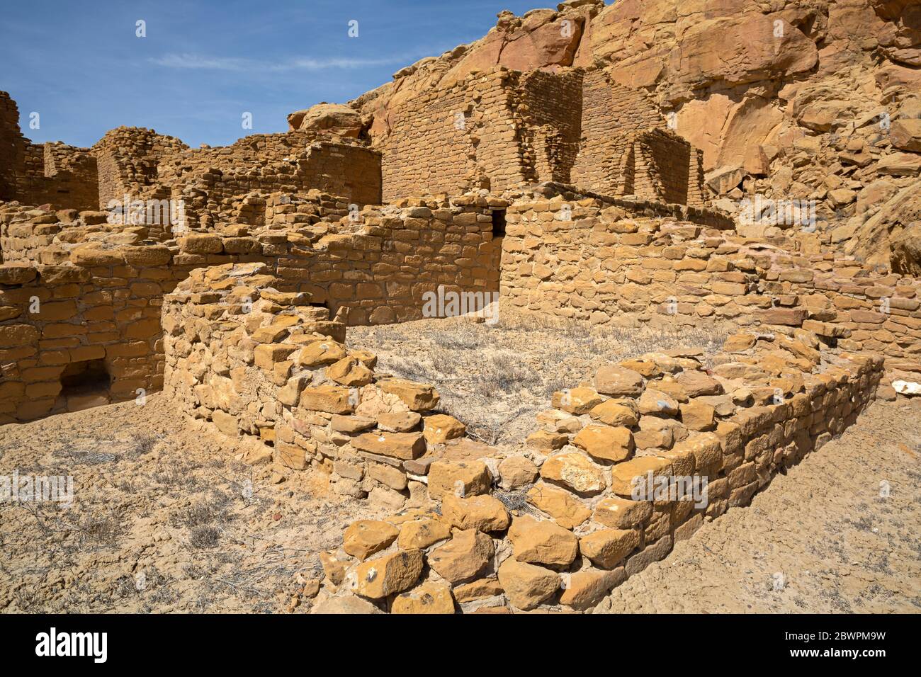 NM00385-00....NEW MEXICO - Kin Kletso ruin of a community built over ...