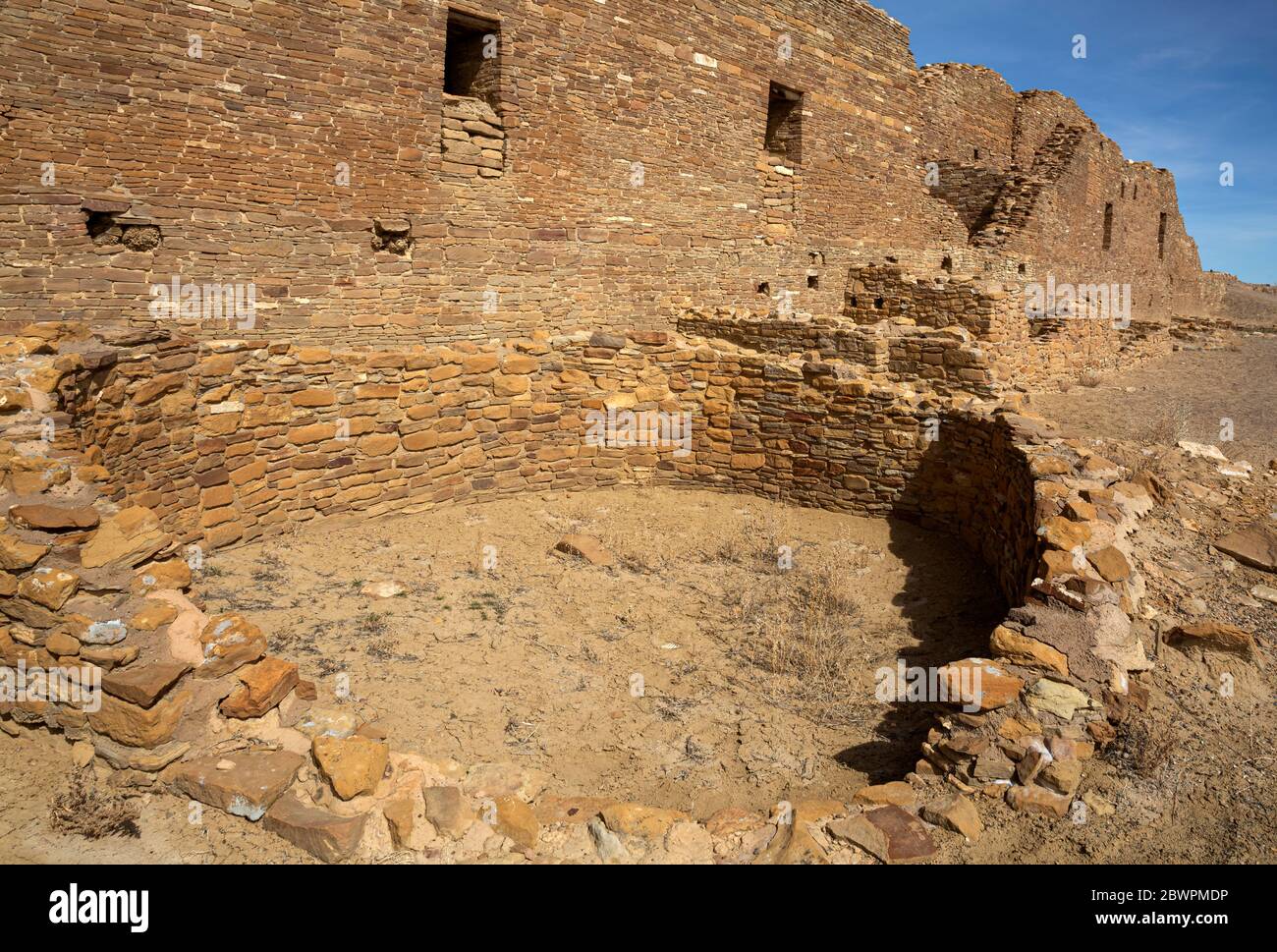 NM00401-00...NEW MEXICO - A kiva located at Pueblo del Arroyo at Chaco Culture National Historical Park; a World Heritage Park. Stock Photo