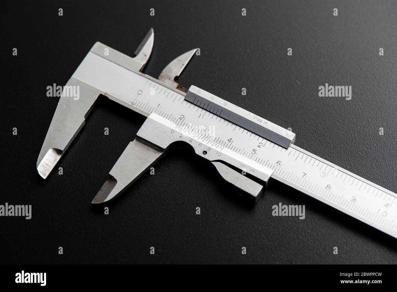 metal vernier caliper, vernier caliper is a measuring instrument used