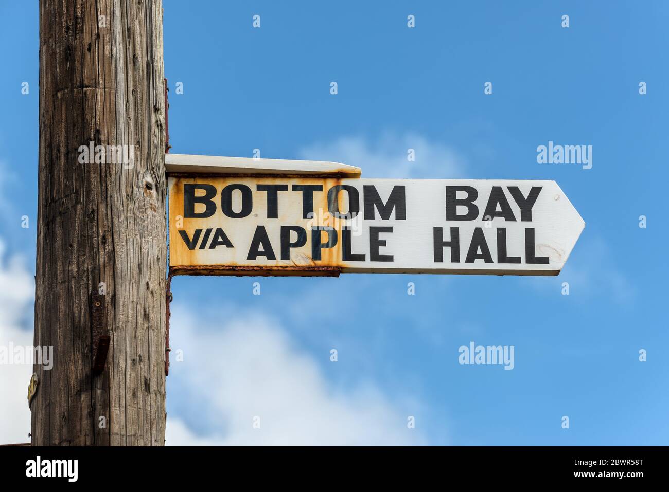 Direction arrow to the Bottom Bay paradise beach on the Caribbean