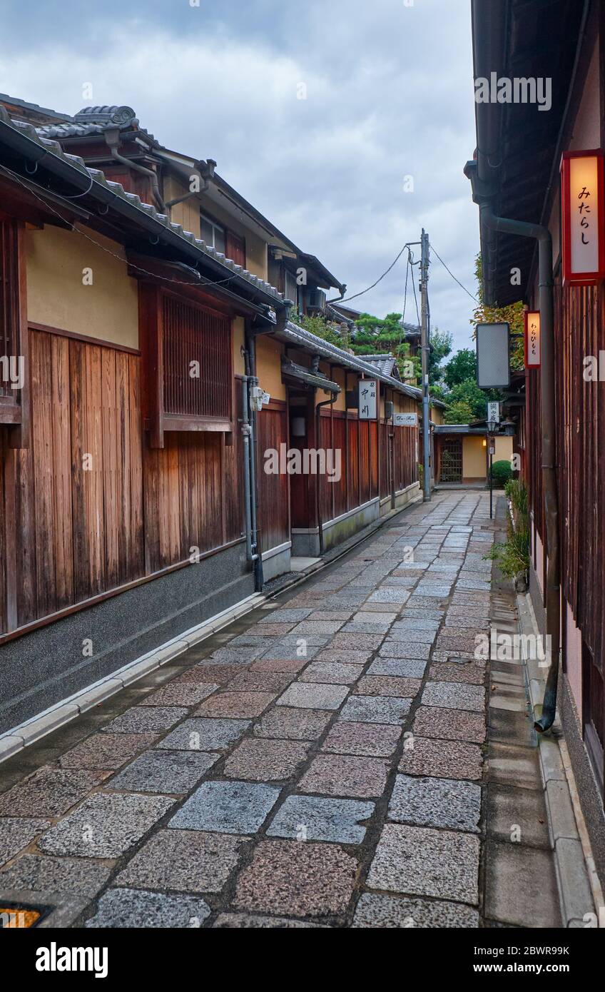 KYOTO, JAPAN - OCTOBER 18, 2019:  The small narrow street of Gion surrounded by the typical Kyoto townhouses (machiya) buildings. Higashiyama. Kyoto. Stock Photo