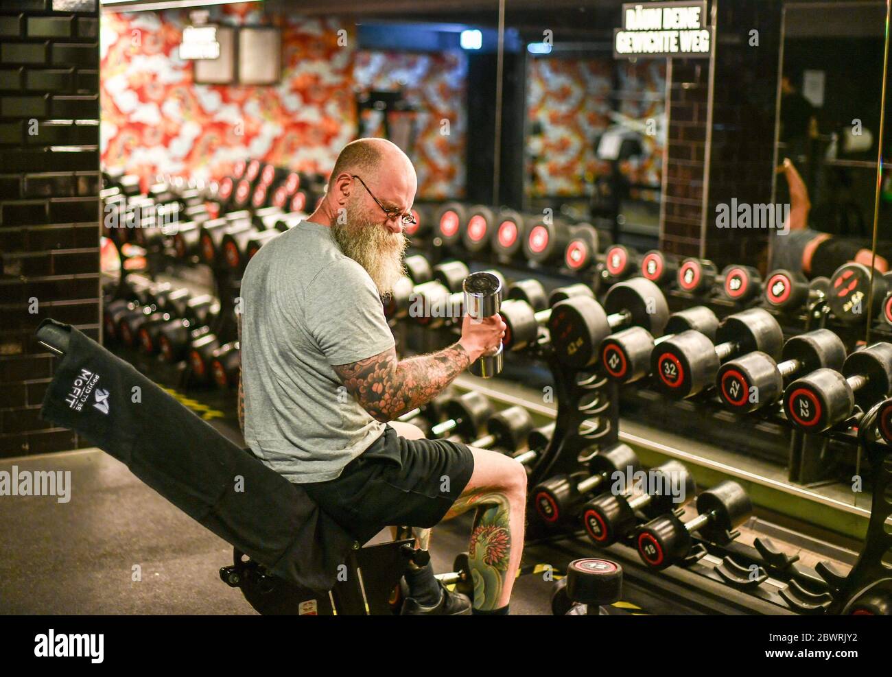 Berlin, Germany. 02nd June, 2020. A man trains with dumbbells at the John  Reed Fitness Music Club in Prenzlauer Berg. Credit: Jens  Kalaene/dpa-Zentralbild/dpa/Alamy Live News Stock Photo - Alamy