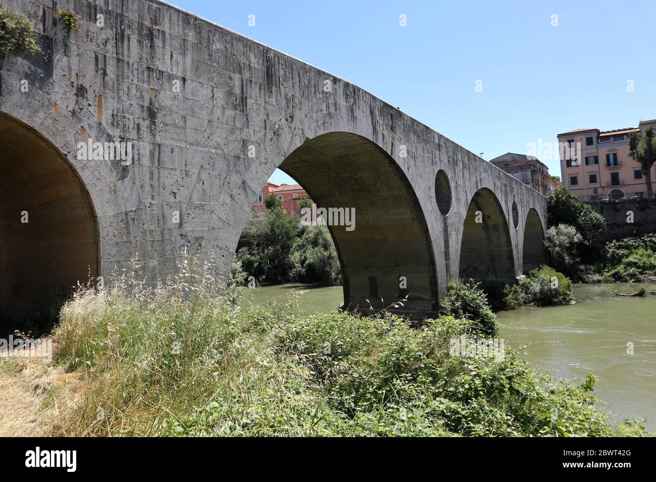 Capua - Arcate del Ponte romano dalla riva del fiume Volturno Stock Photo
