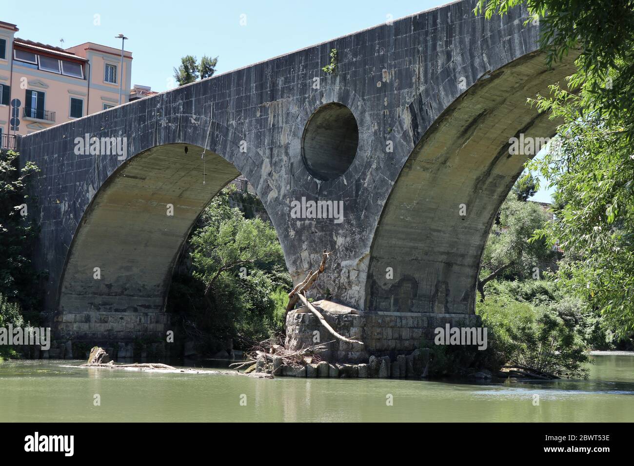 Capua - Particolare del Ponte romano dalla riva del fiume Volturno Stock Photo