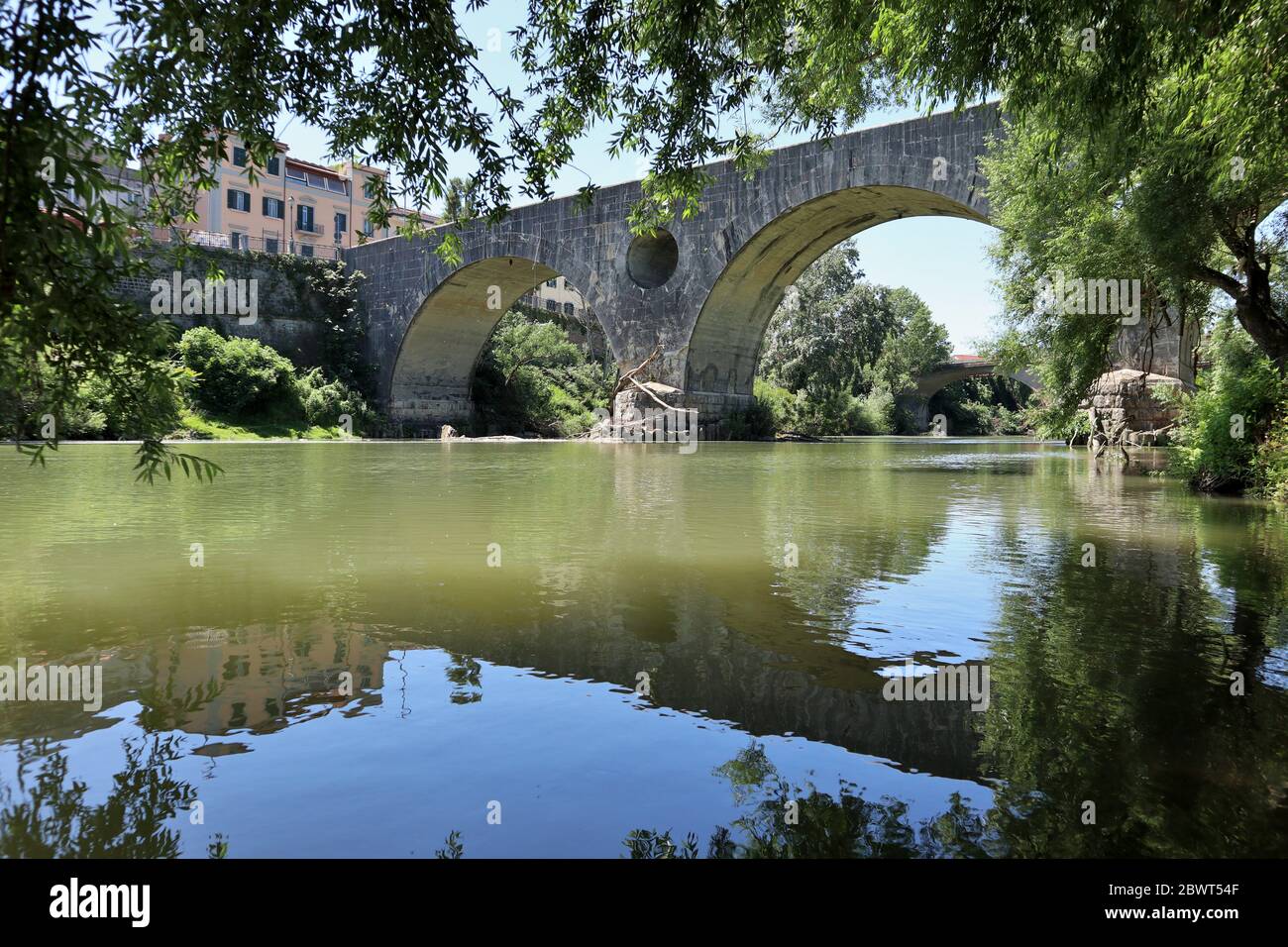 Capua - Ponte romano dalla riva del fiume Volturno Stock Photo