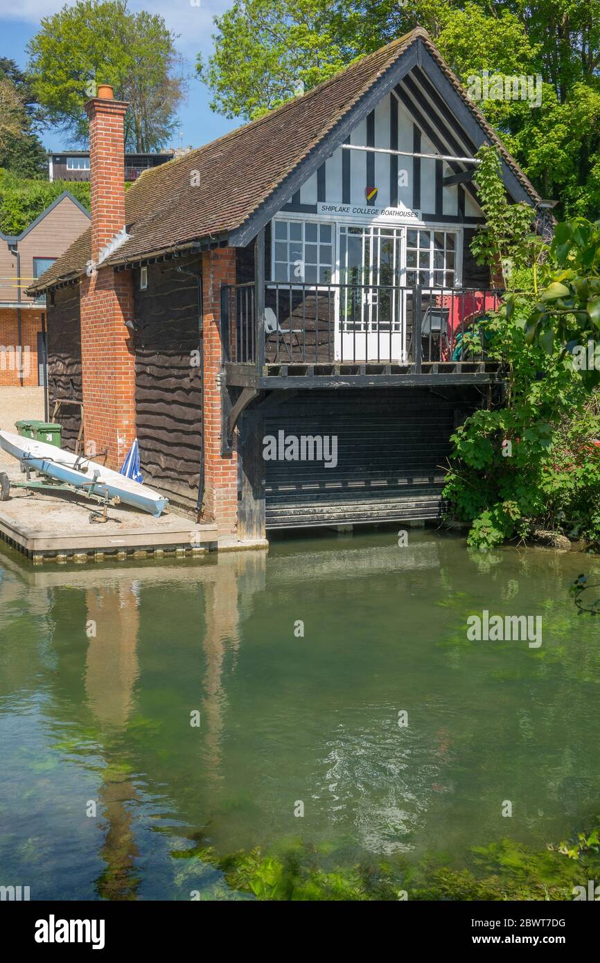 England, Oxfordshire, Shiplake, River Thames, college boathouse Stock Photo