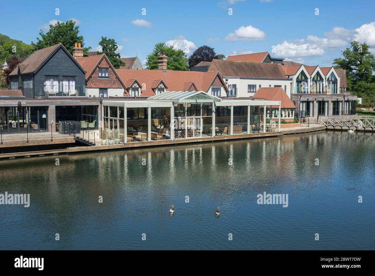 England, Berkshire, Streatley, New Swan Inn & River Thames Stock Photo