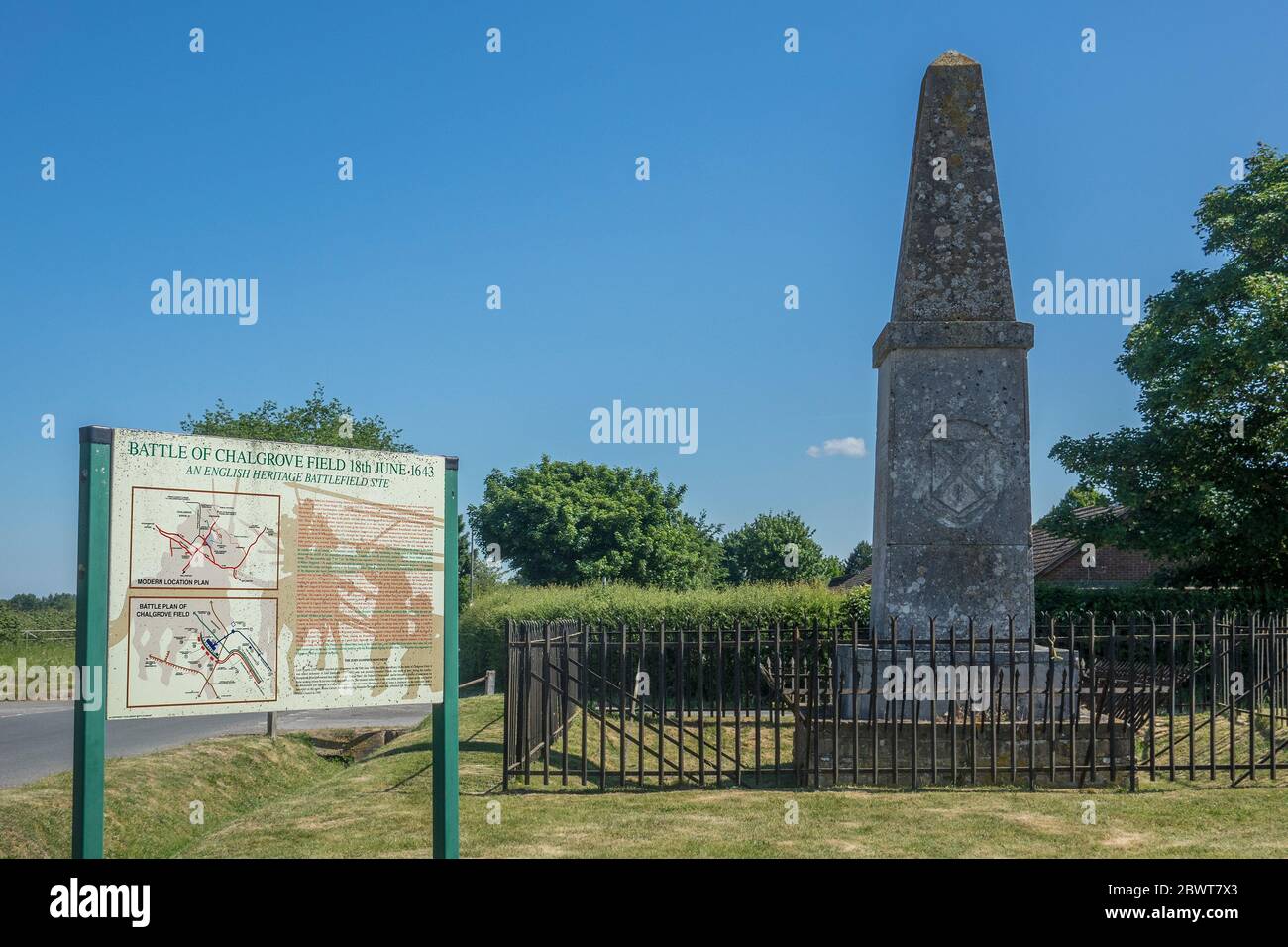 England, Oxfordshire, Chalgrove, Battle memorial to John Hampden & battlefield board Stock Photo