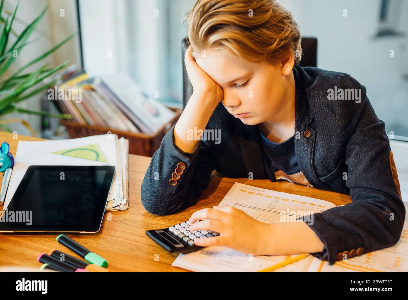 Child with calculator hi-res stock photography and images - Alamy