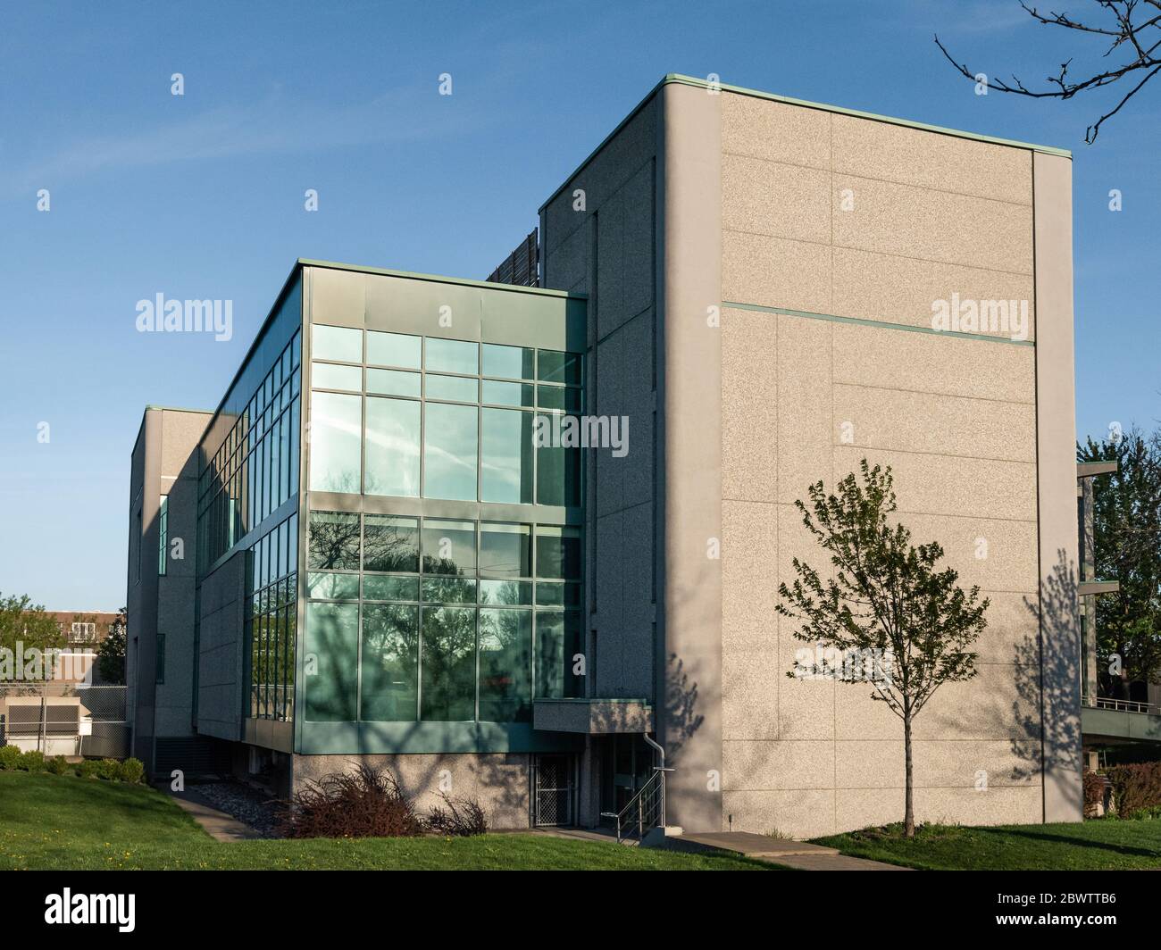The exterior facade of a generic small business Stock Photo - Alamy