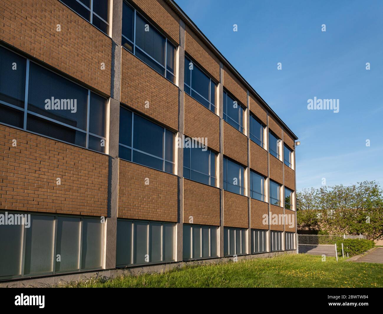 The exterior facade of a generic small business Stock Photo - Alamy