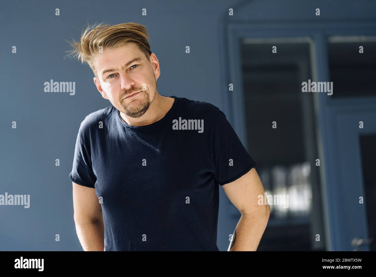 Man wearing a t shirt hi-res stock photography and images - Alamy