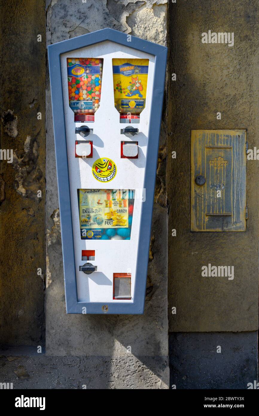 Österreich, Niederösterreich, St. Leonhard am Forst, Automat an aufgelassenem Geschäft Stock Photo
