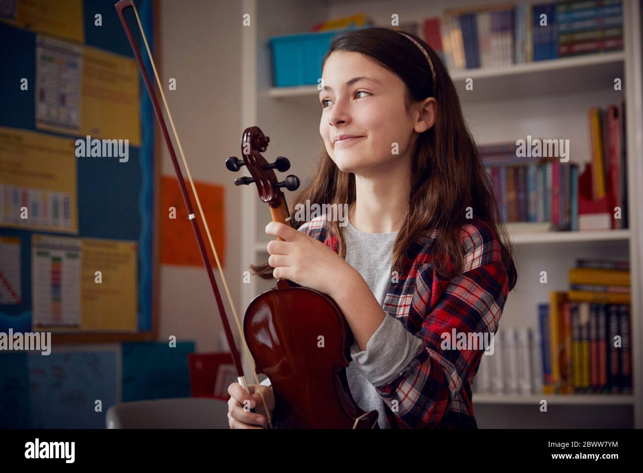 Portrait of smiling girl with a violin Stock Photo - Alamy