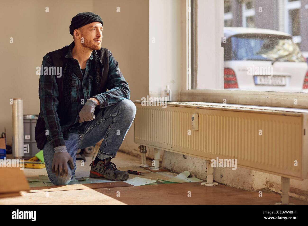 Kneeling on floor hi-res stock photography and images - Alamy
