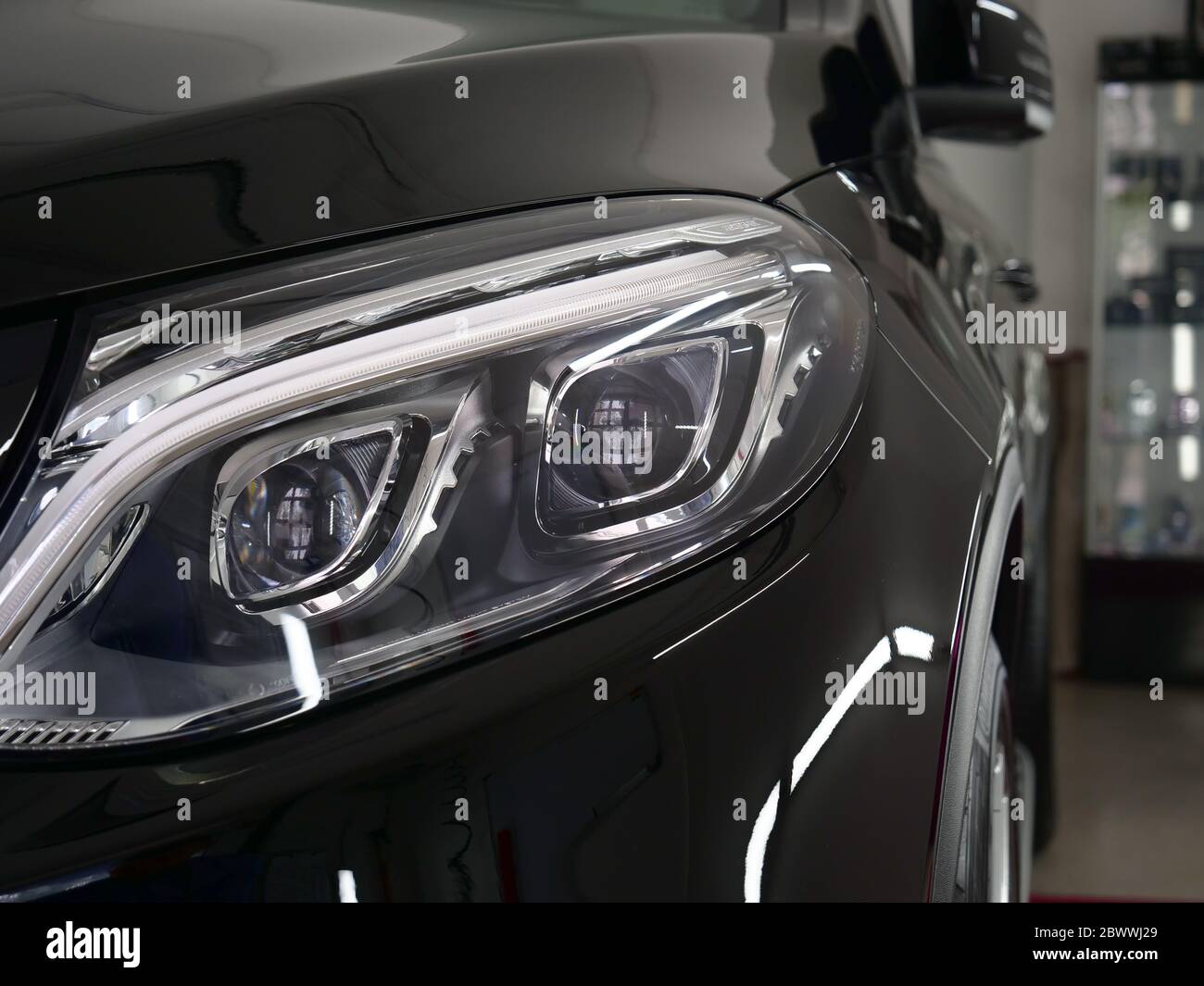 A professional bodywork and headlamp polishing worker will transport