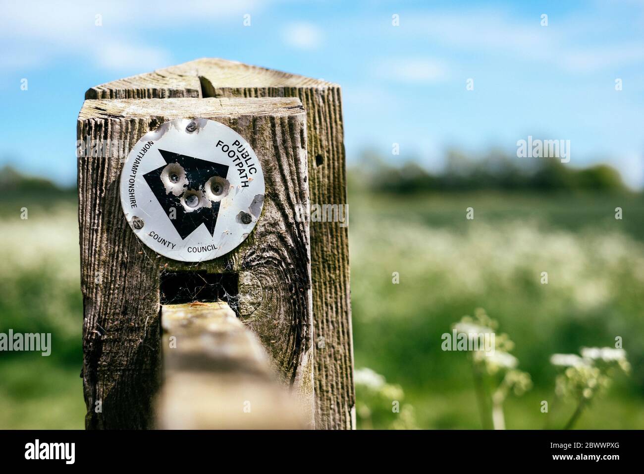 A public footpath sign on a fence post near Bugbrooke, Northamptonshire Stock Photo