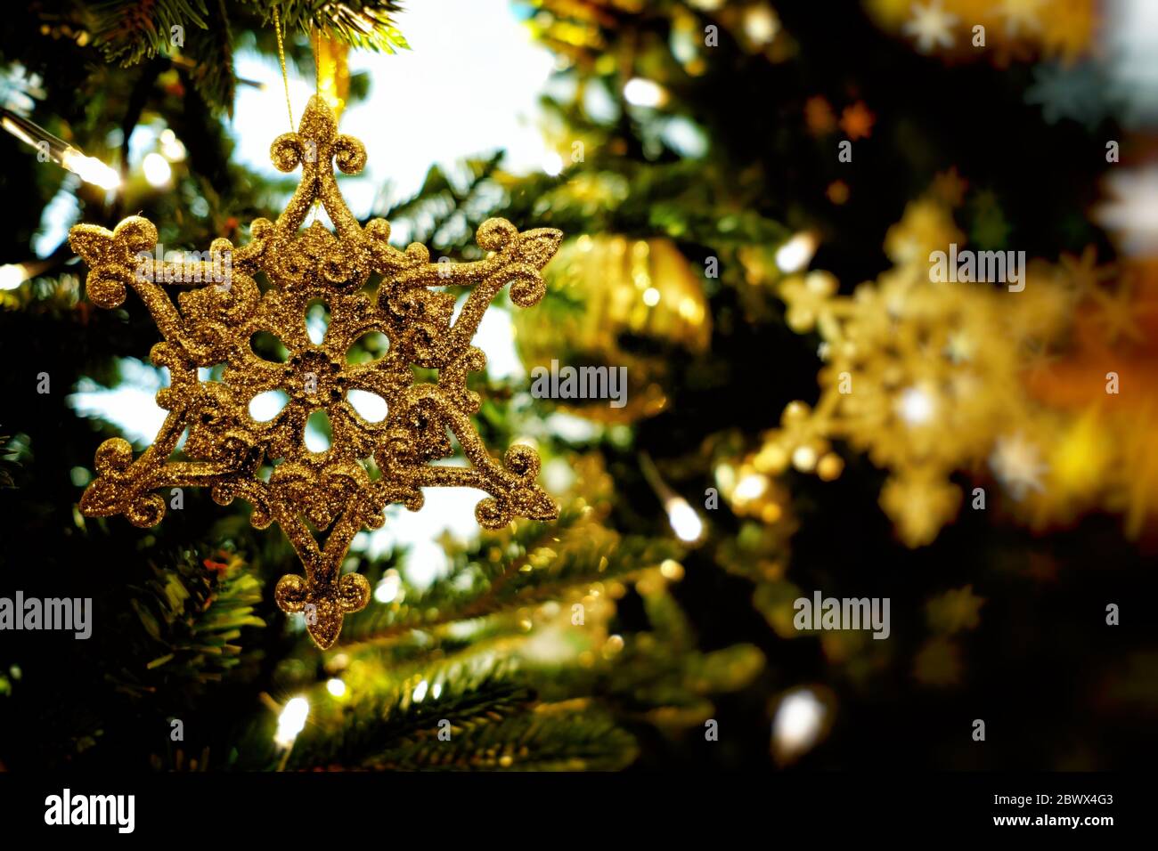 Snowflake gold glitter texture hi-res stock photography and images - Alamy