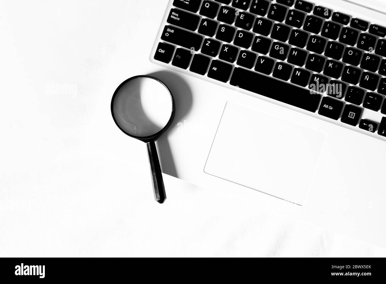 Magnifying glass Black and White Stock Photos & Images Alamy
