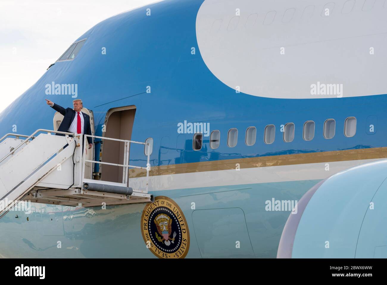 KENNEDY SPACE CENTER, USA -- 30 May 2020 -- US President Donald J. Trump bids farewell from Air Force One following the launch of a SpaceX Falcon 9 ro Stock Photo