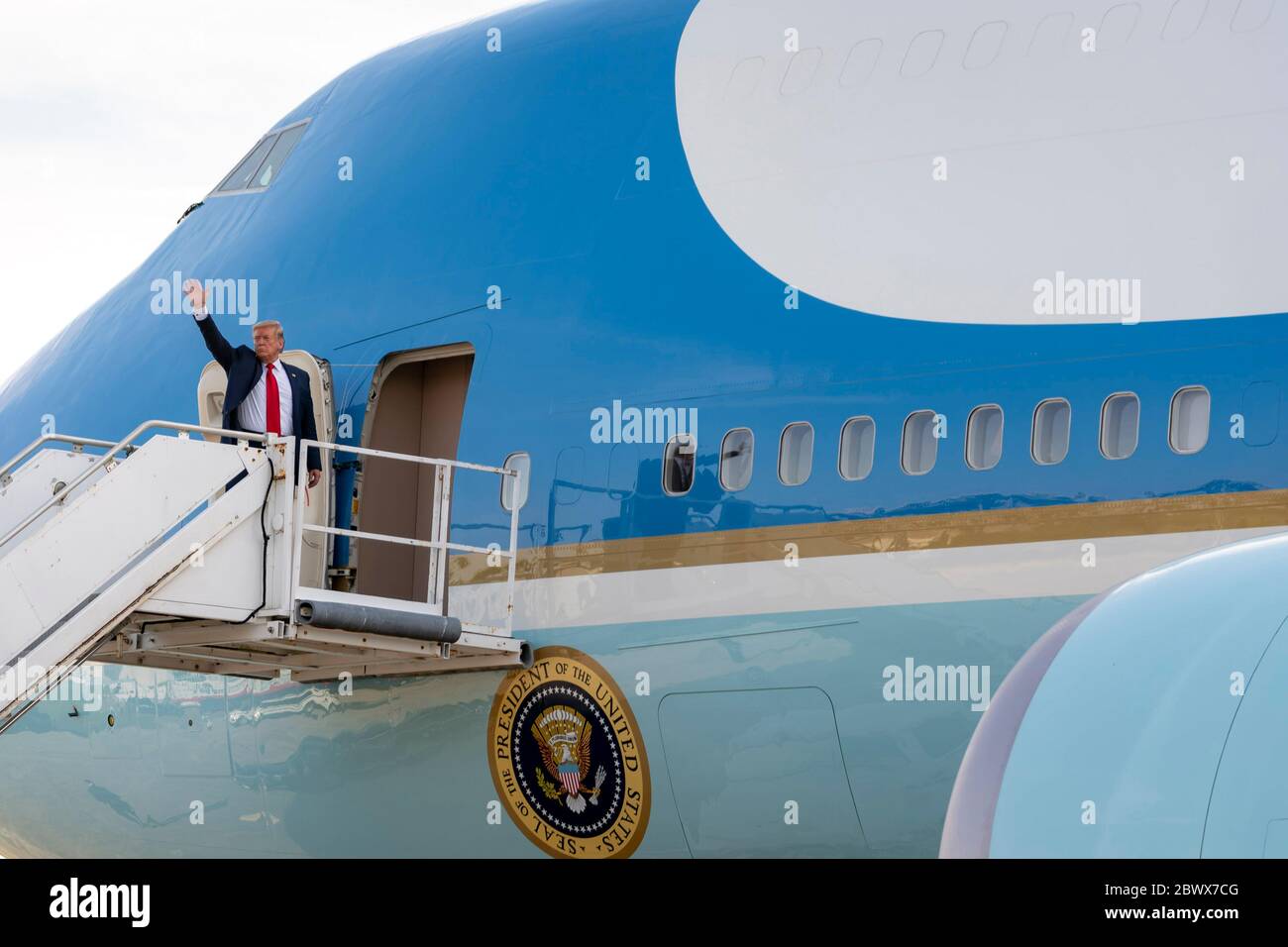 KENNEDY SPACE CENTER, USA -- 30 May 2020 -- US President Donald J. Trump bids farewell from Air Force One following the launch of a SpaceX Falcon 9 ro Stock Photo