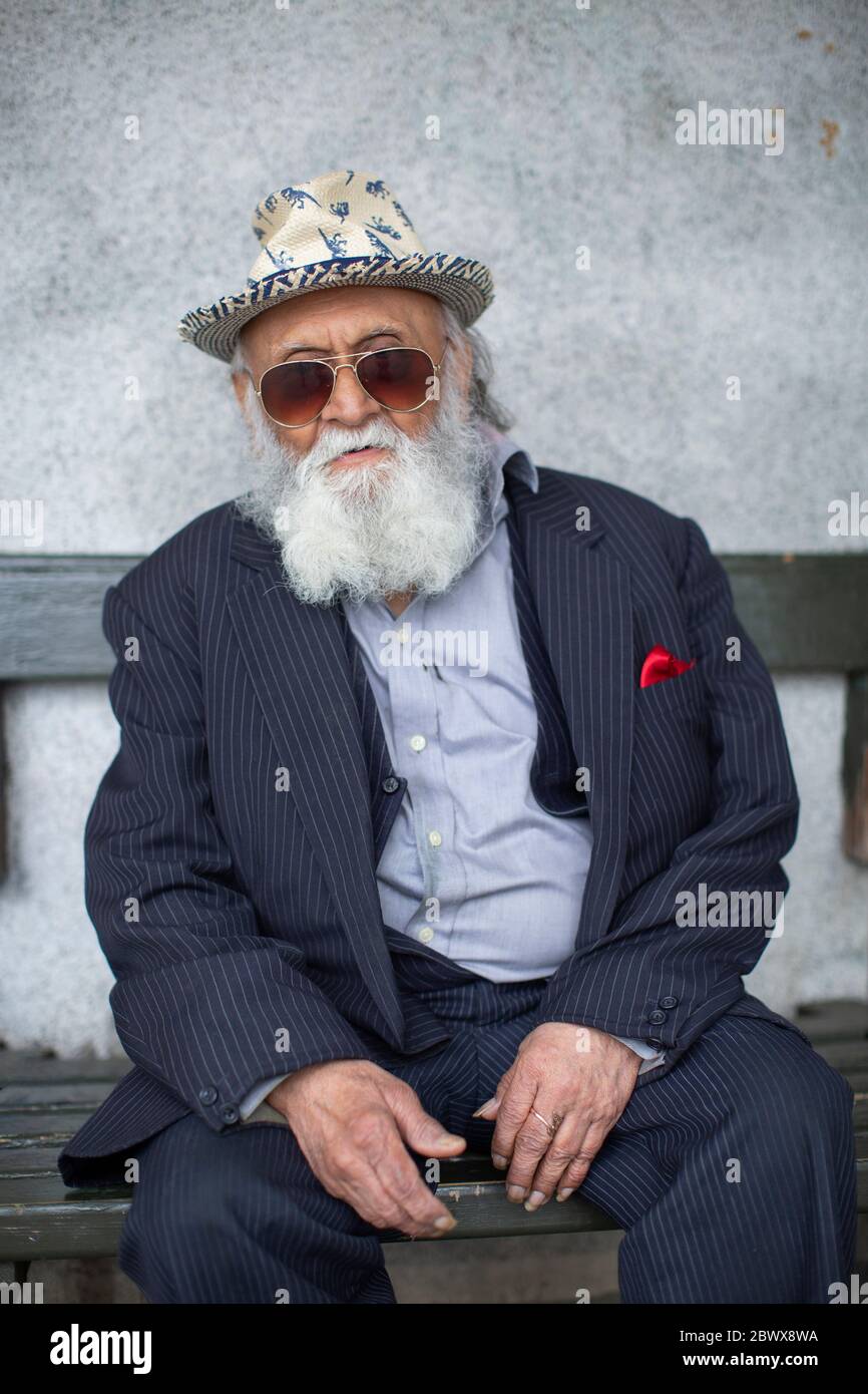 Hyde Park, London, England. 3rd June 2020.  An elderly gentleman sits in during protests in Hyde Park in solidarity with Black Lives Matter and the death of the unarmed American citizen, George Floyd who was killed while in the custody of Minneapolis police. (photo by Sam Mellish / Alamy Live News) Stock Photo