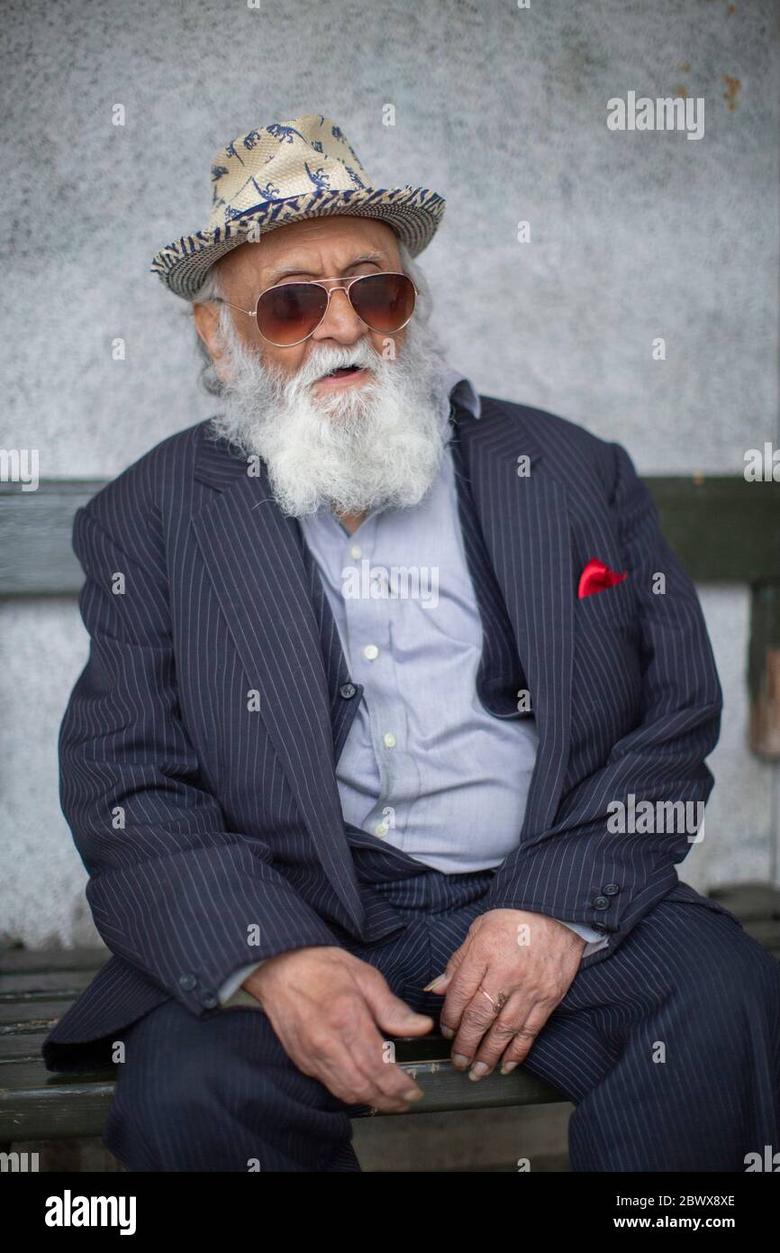 Hyde Park, London, England. 3rd June 2020.  An elderly gentleman sits in during protests in Hyde Park in solidarity with Black Lives Matter and the death of the unarmed American citizen, George Floyd who was killed while in the custody of Minneapolis police. (photo by Sam Mellish / Alamy Live News) Stock Photo