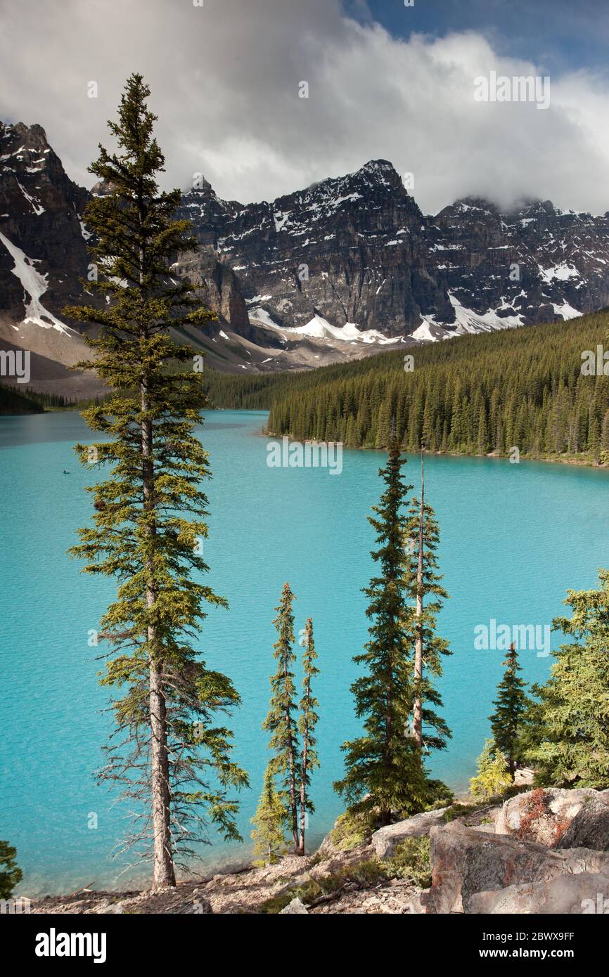 Canada moraine lake hi-res stock photography and images - Alamy