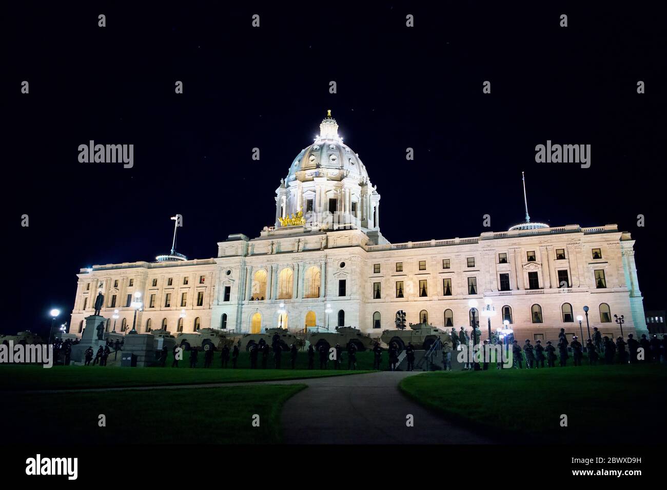 Minnesota National Guardsmen block access the Minnesota State Capitol ...