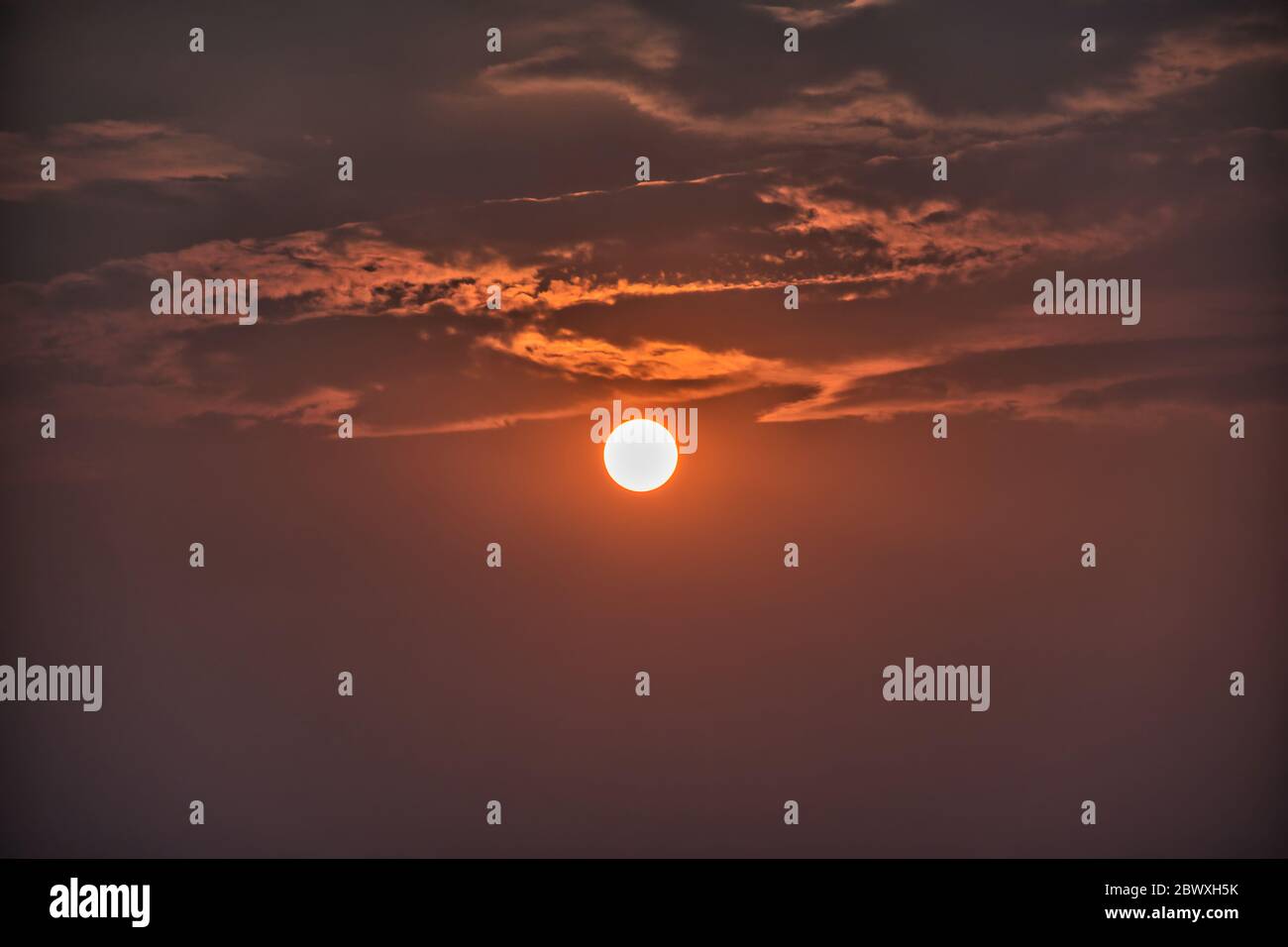 Golden pink sky hi-res stock photography and images - Alamy