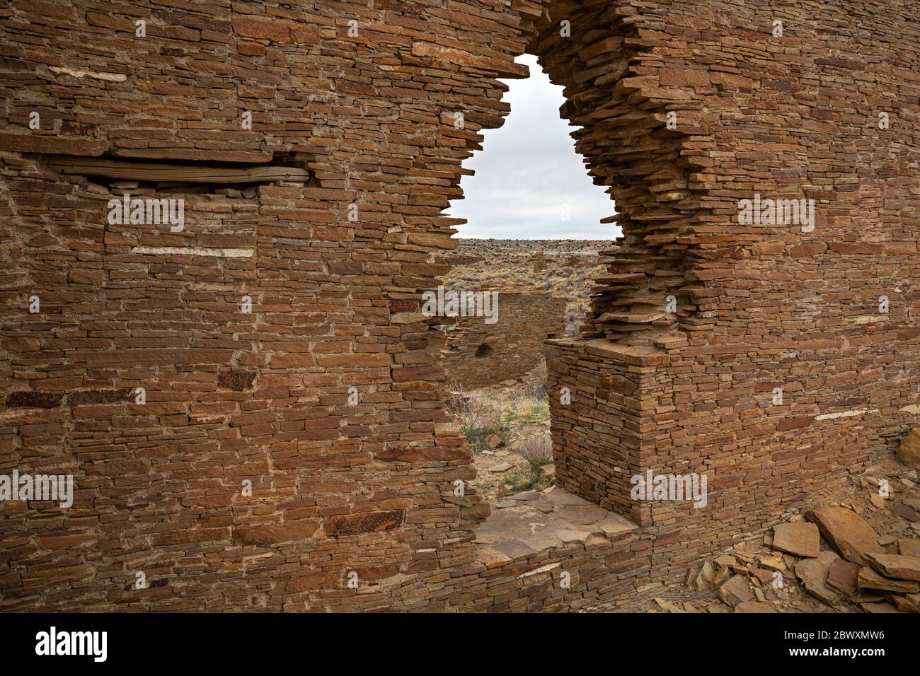 NM00423-00...NEW MEXICO - Standing wall at Penasco Blanco , a Chacoan great house at Chaco Culture National Historical Park, a World Heritage Site. Stock Photo