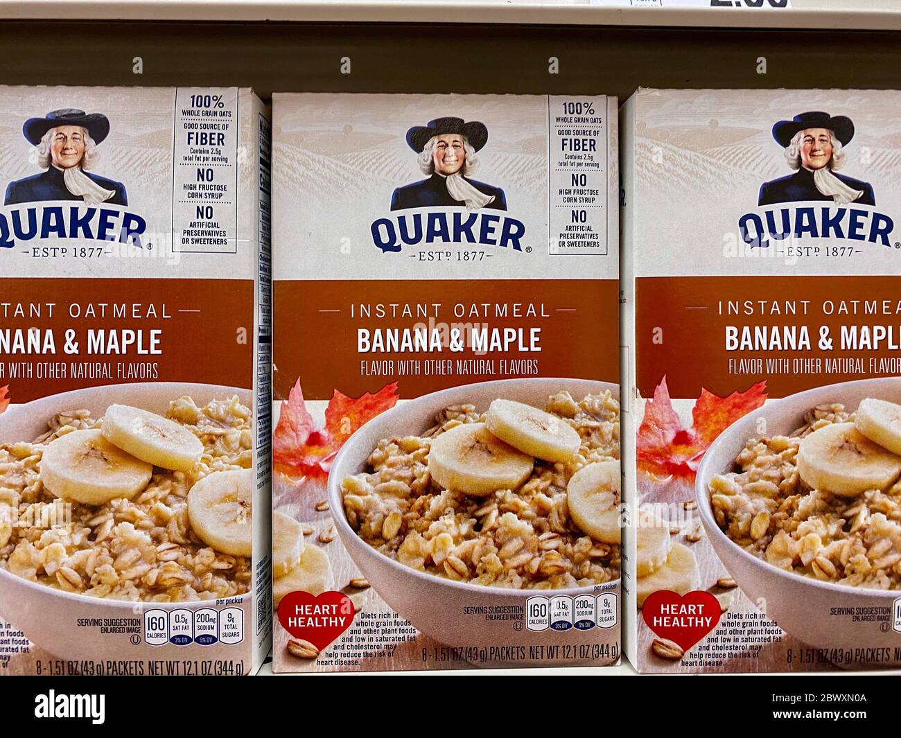 https://c8.alamy.com/comp/2BWXN0A/quaker-instant-oatmeal-boxes-on-a-store-shelf-2BWXN0A.jpg