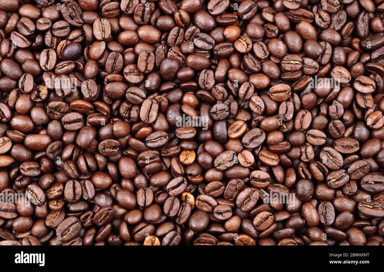 Closeup of roasted coffee beans Stock Photo - Alamy