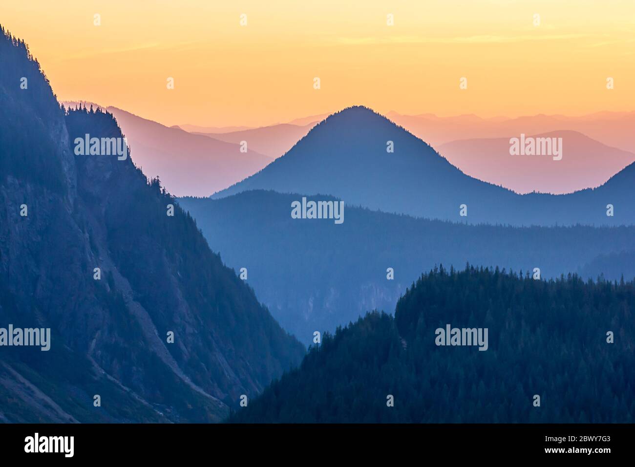Fog cloud mountain sunrise hi-res stock photography and images - Alamy