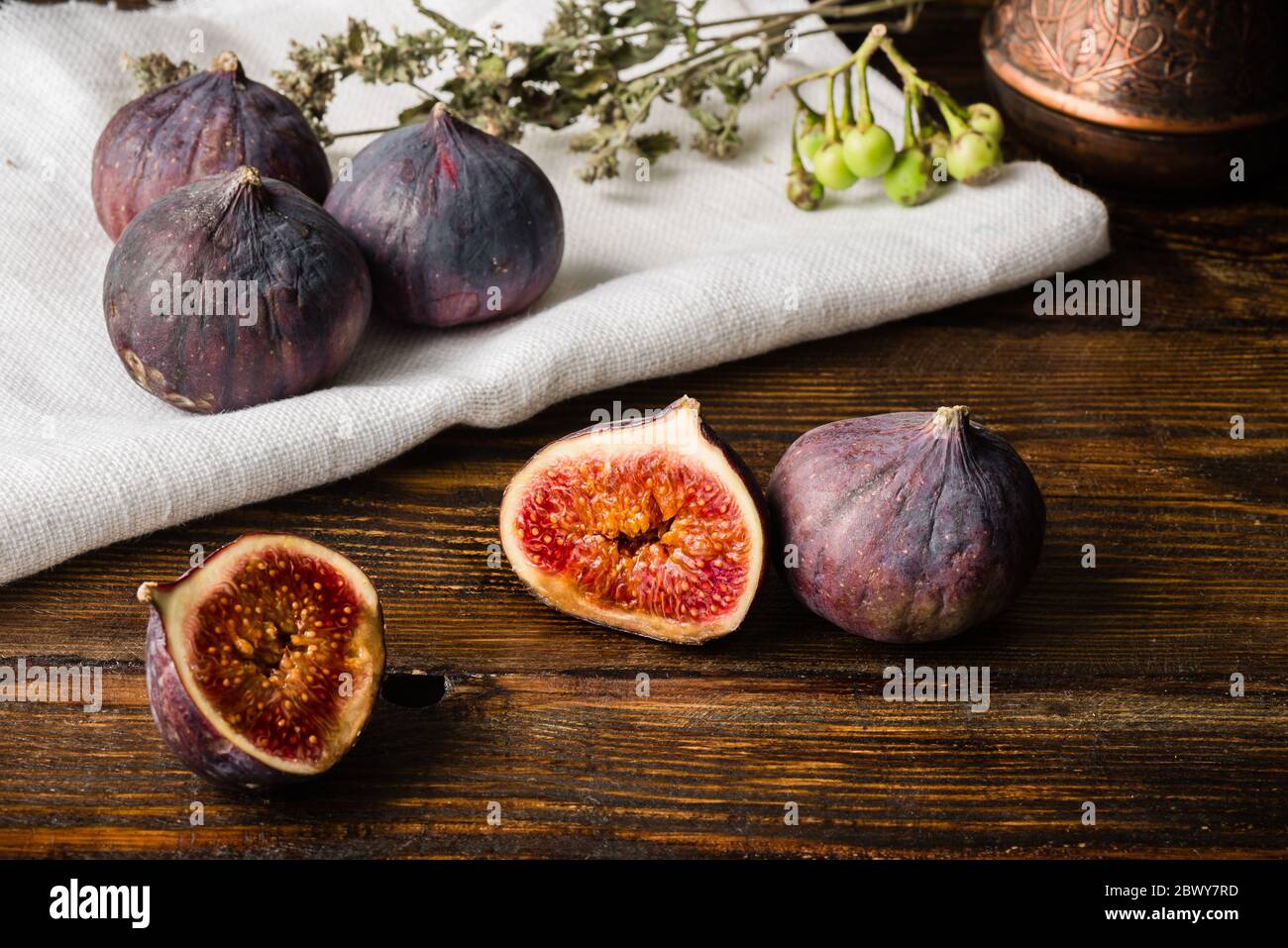 Ripe figs on plant hi-res stock photography and images - Alamy
