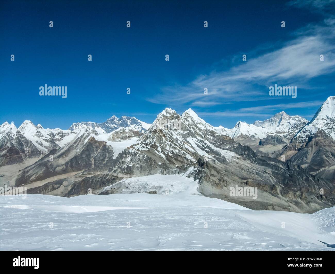 Nepal. Trek to Mera Peak. Sweeping panorama of Himalayan peaks from the   Mera Peak glacier, looking in the direction of Mount Everest 8848m the worlds highest mountain on the far centre horizon. The obvious snowy saddle In the foreground is the   Mera La pass and site of High Camp Stock Photo