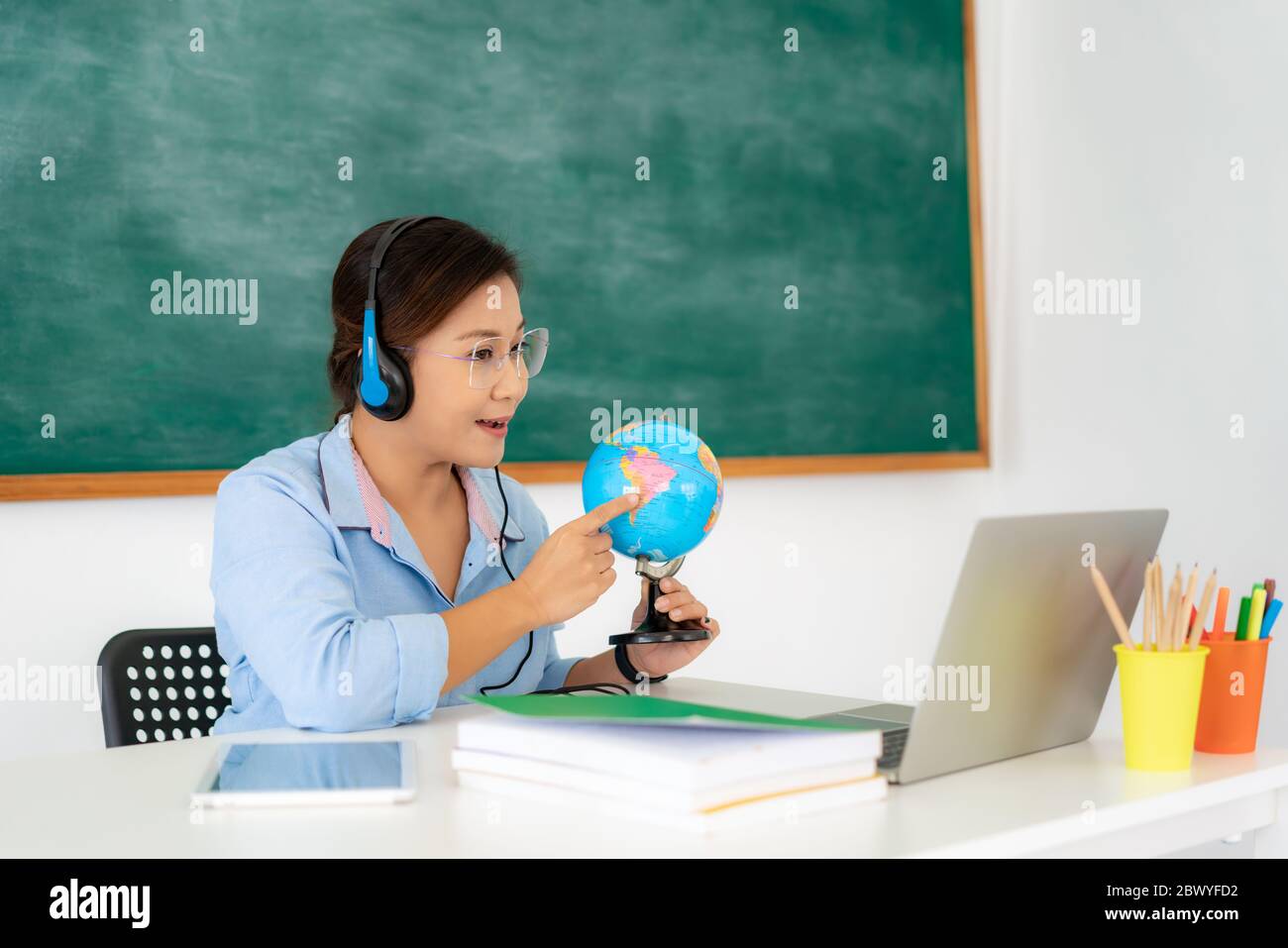 учитель и дети. Pre-school –в австралии. педагог показывает глобуса фото. Teaching geography. картинка учитель и ученик в современной школе показывает земной шар.