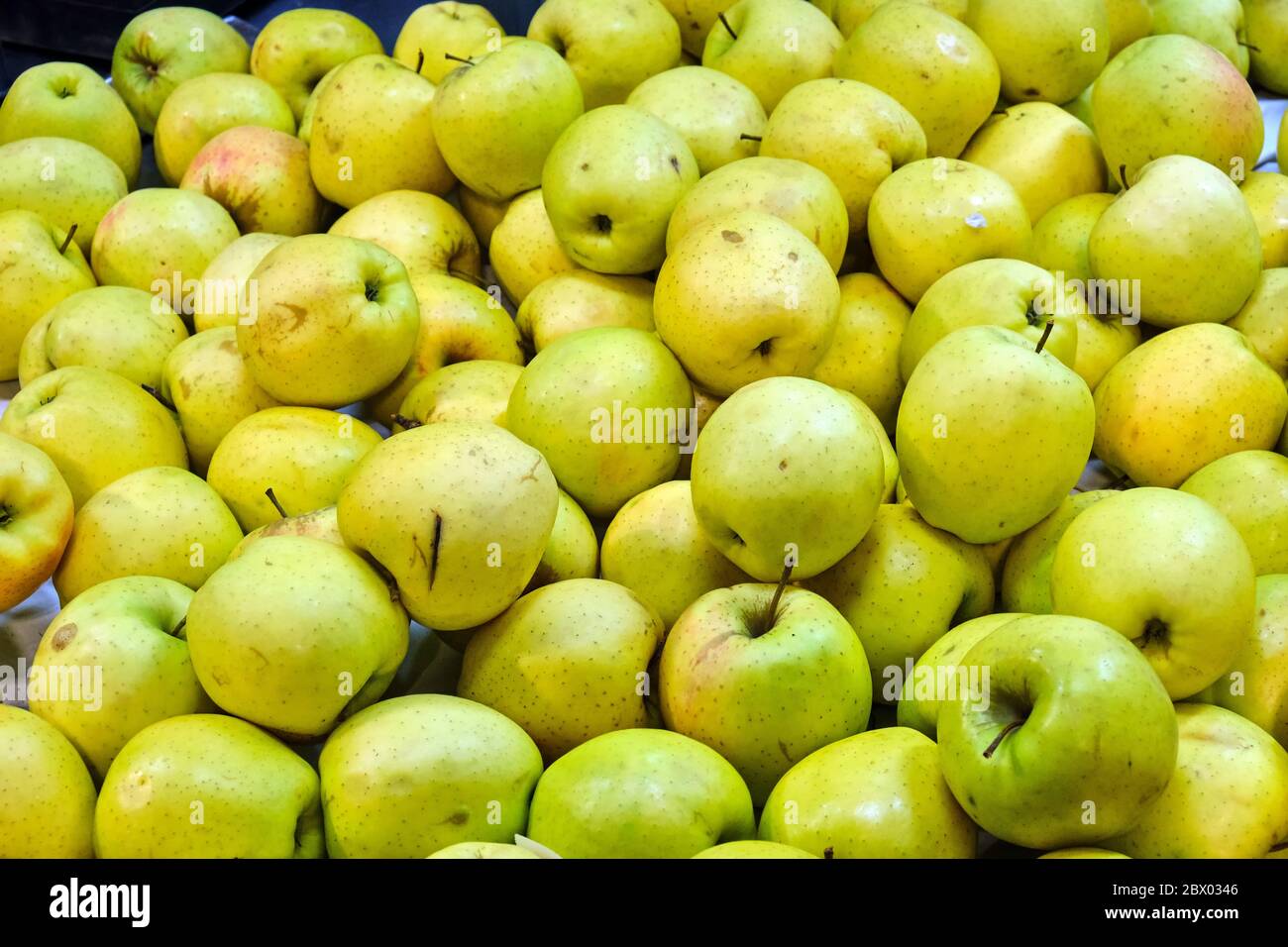Green apples for sale at a market Stock Photo Alamy