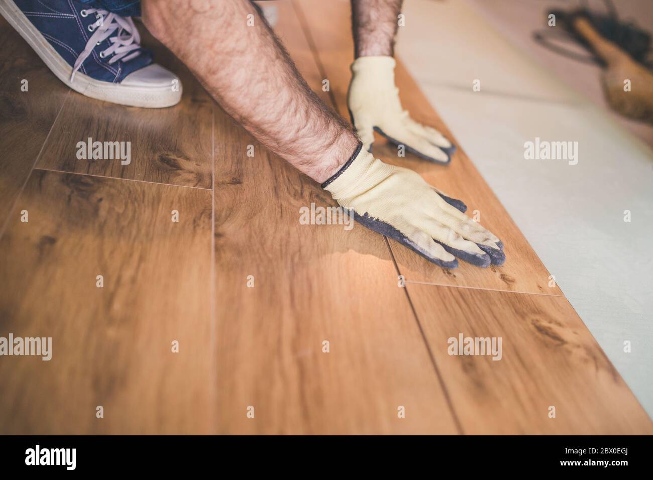 Flooring technology laying of a floating laminate floor eco