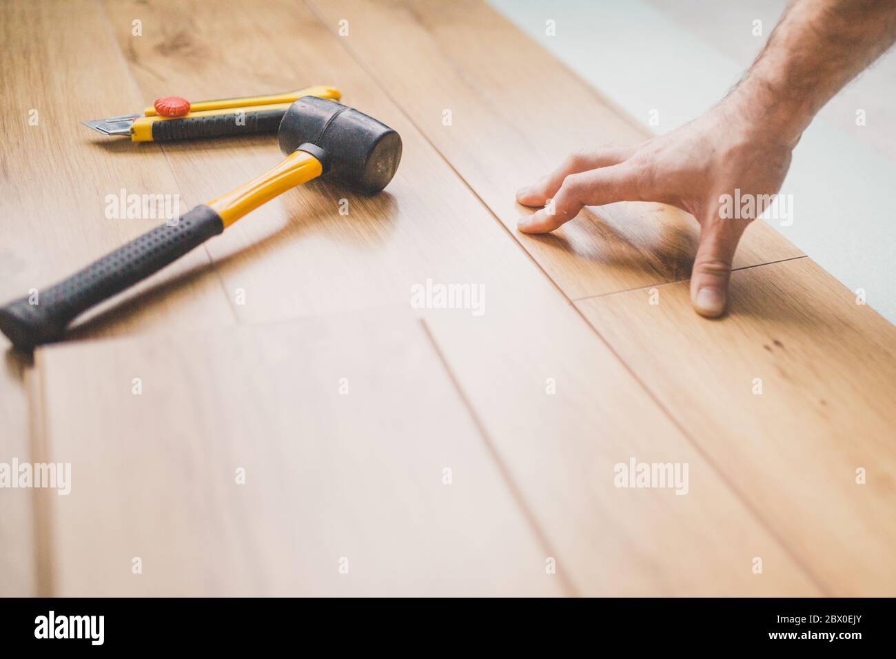 Flooring technology laying of a floating laminate floor eco