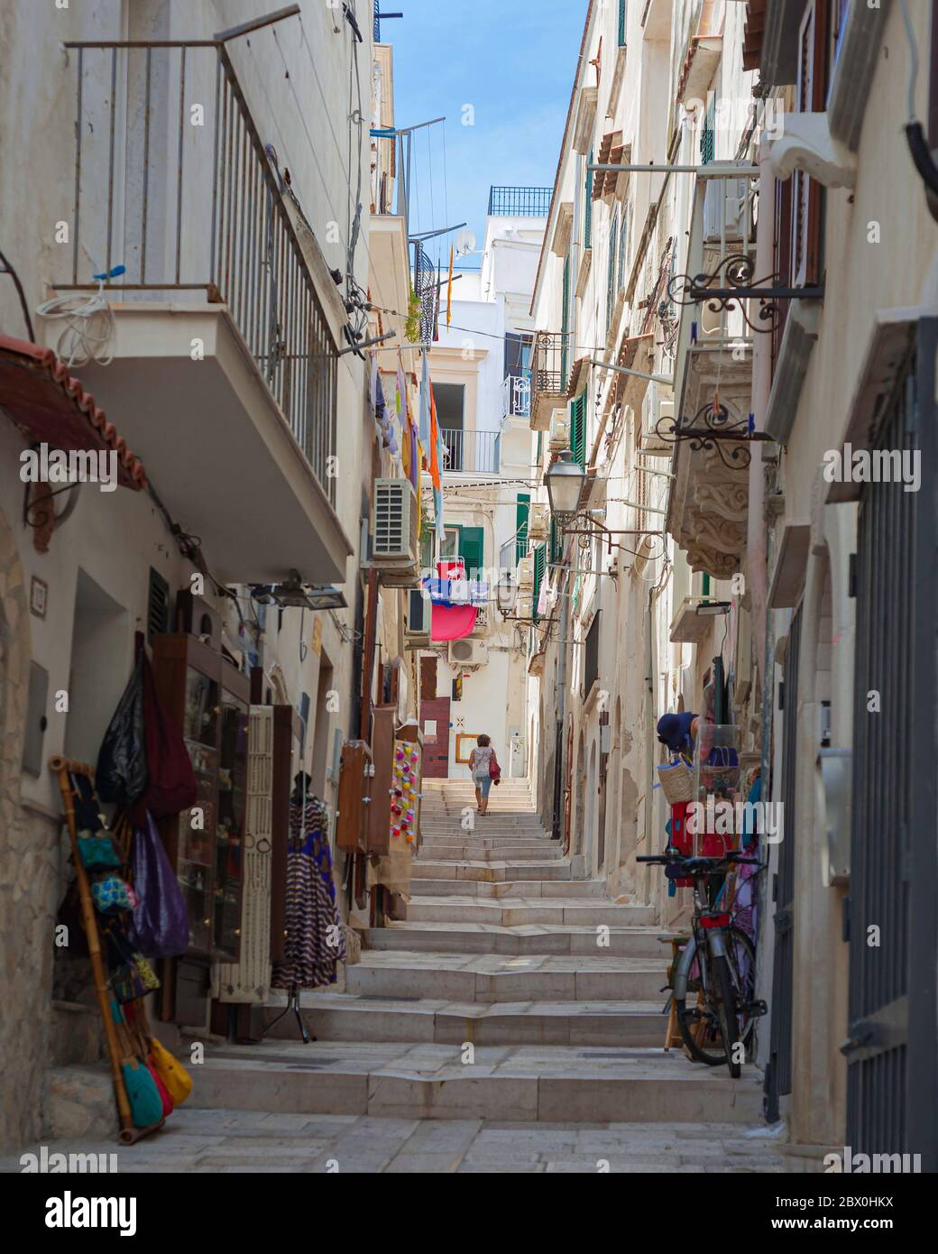 Narrow idyllic streets in ancient Vieste, a small fishing town along the Adriatic Sea in the puglia region of Italy. Stock Photo