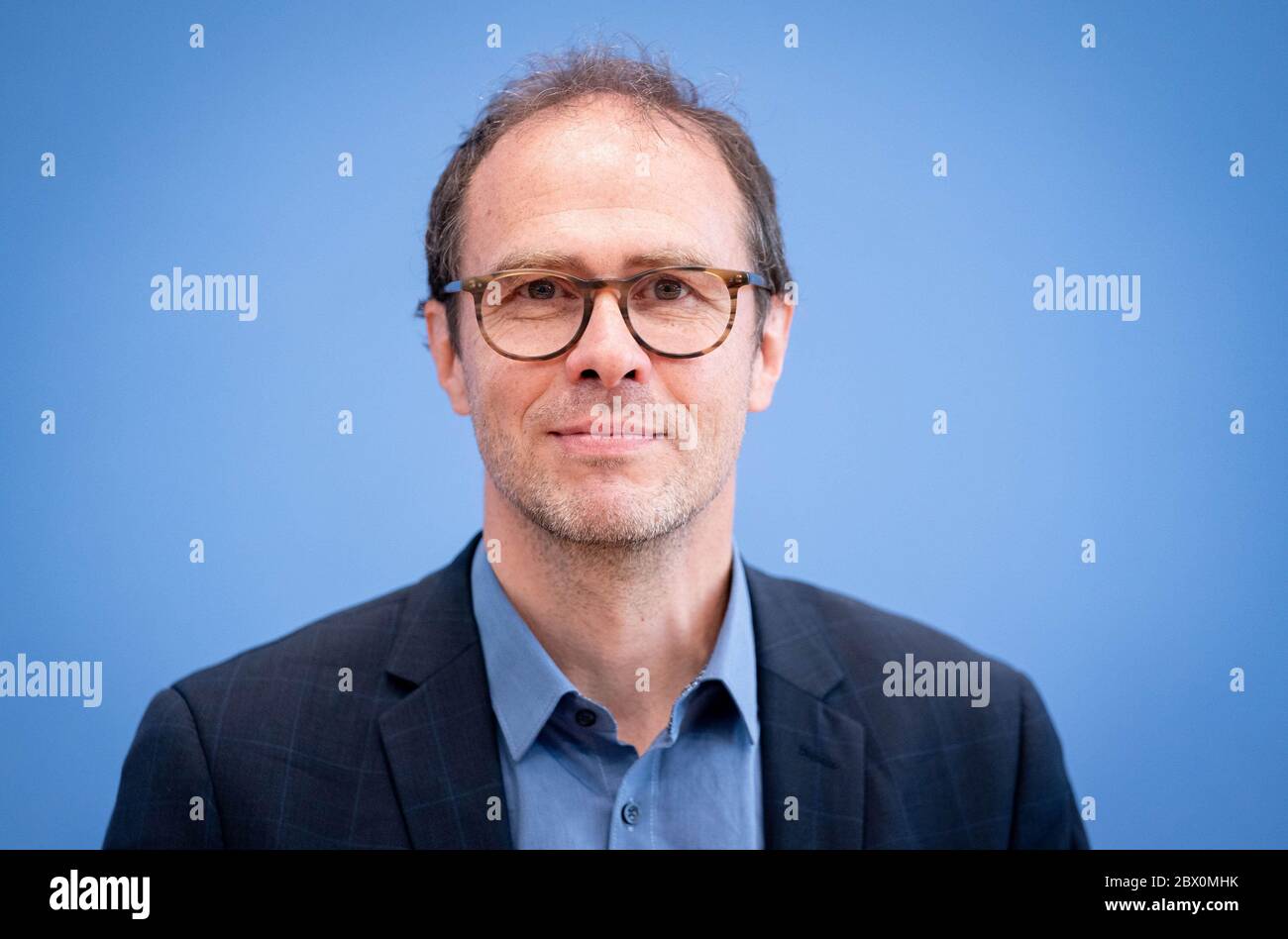 Berlin, Germany. 04th June, 2020. Martin Kaiser, Managing Director of Greenpeace Deutschland e. V., presents the Greenpeace study 'Green economic stimulus packages create over 360,000 new jobs' at the federal press conference. Credit: Kay Nietfeld/dpa/Alamy Live News Stock Photo