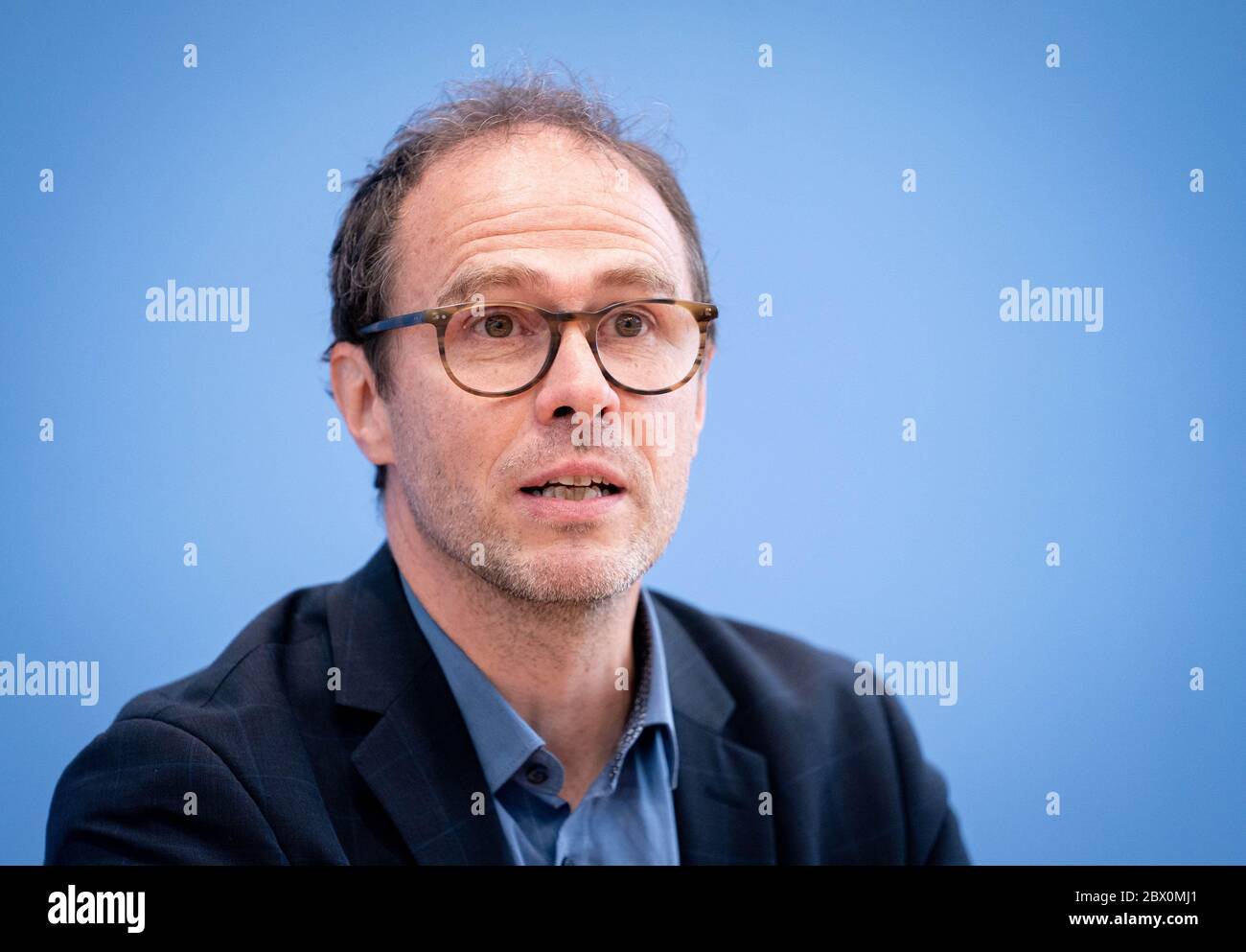 Berlin, Germany. 04th June, 2020. Martin Kaiser, Managing Director of Greenpeace Deutschland e. V., presents the Greenpeace study 'Green economic stimulus packages create over 360,000 new jobs' at the federal press conference. Credit: Kay Nietfeld/dpa/Alamy Live News Stock Photo