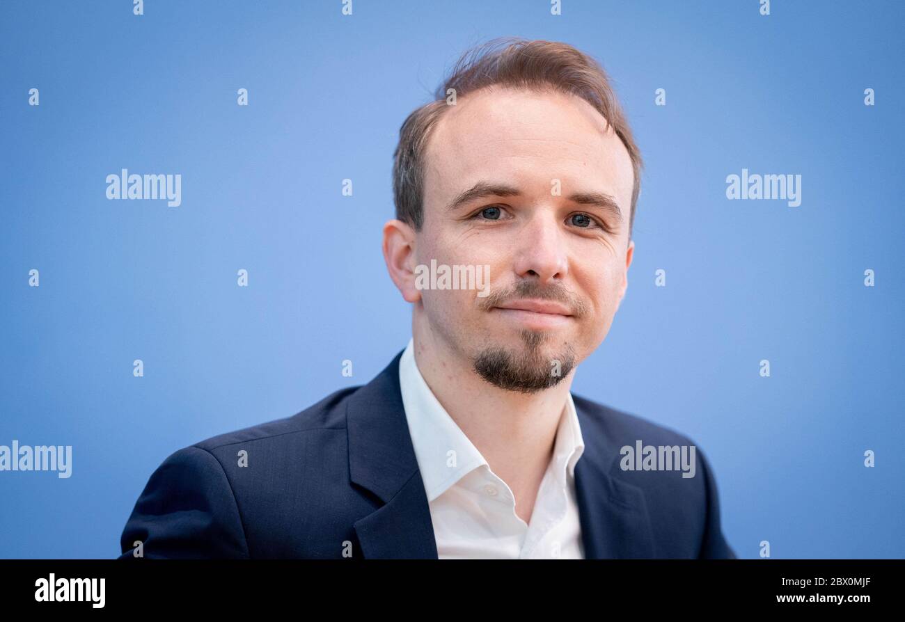 Berlin, Germany. 04th June, 2020. Holger Bär, Forum Ökologisch-Soziale Marktwirtschaft (FÖS), presents the Greenpeace study 'Green economic stimulus packages create over 360,000 new jobs' at the federal press conference Credit: Kay Nietfeld/dpa/Alamy Live News Stock Photo