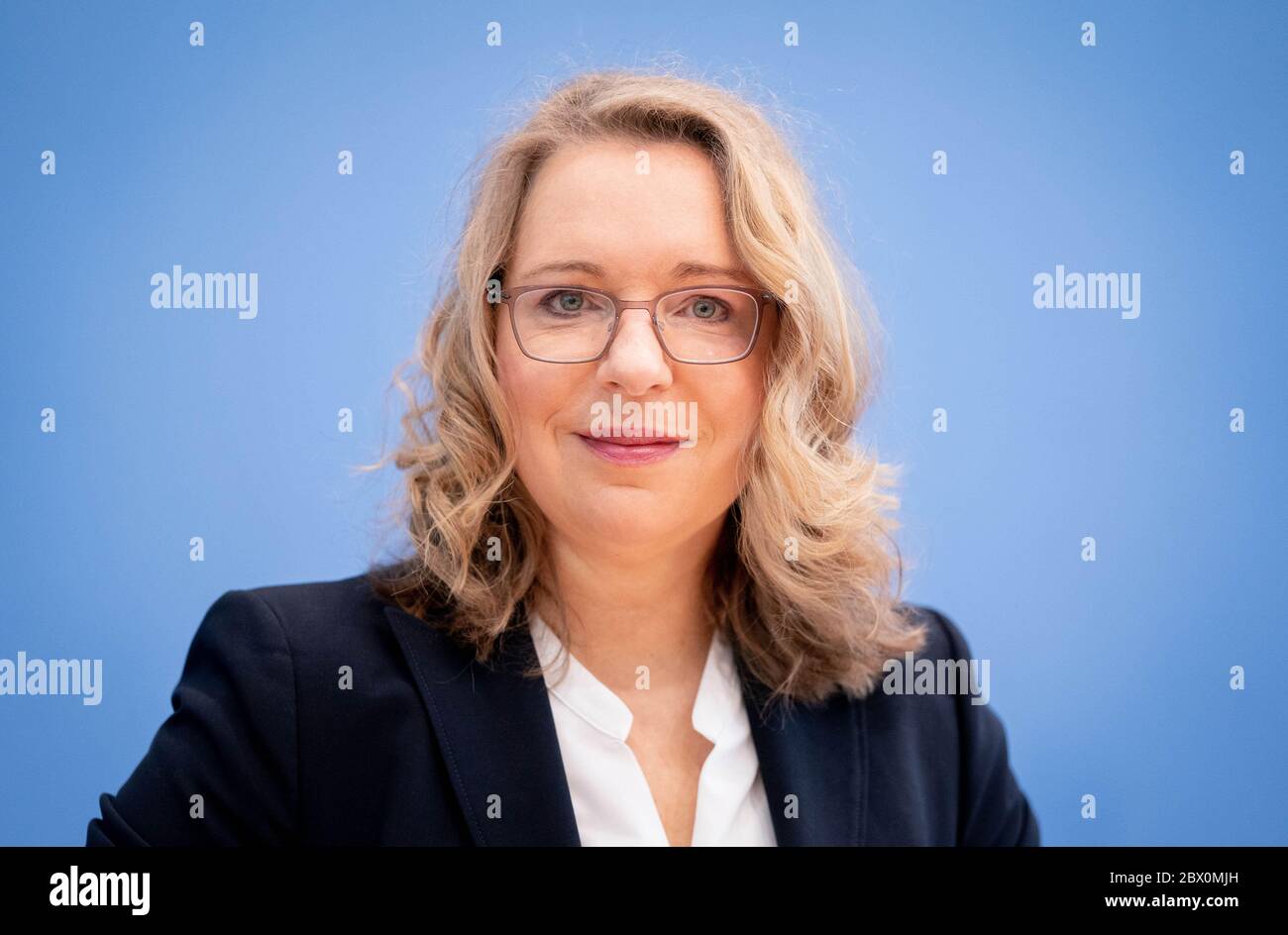 Berlin, Germany. 04th June, 2020. Claudia Kemfert, German Institute for Economic Research (DIW), presents the Greenpeace study 'Green economic stimulus packages create over 360,000 new jobs' at the federal press conference. Credit: Kay Nietfeld/dpa/Alamy Live News Stock Photo