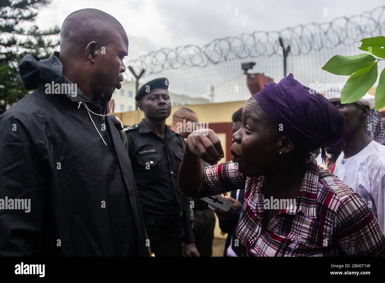 Lagos, Nigeria. A volunteer (also a member from one of the demolished communities) of Justice and Empowerment Initiative (JEI) daring a police officer during  their protests at the Lagos State Government House aftter the demolition of Otodo Gbame on April 8th and 9th ,2017.  April 13th, 2017. Stock Photo