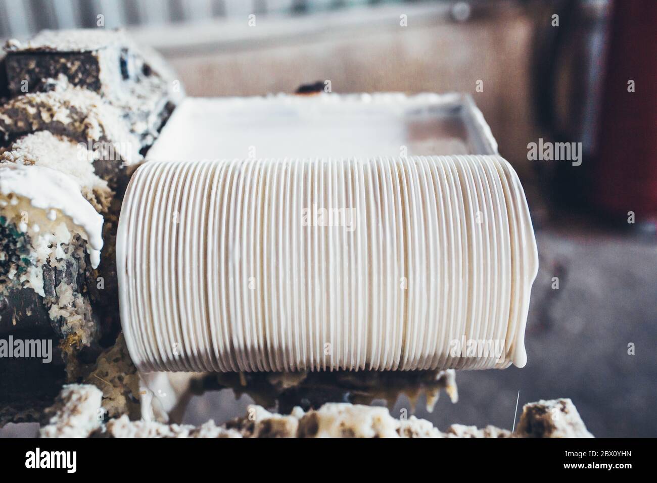 Machine for putting glue on wooden blanks for building glued laminated