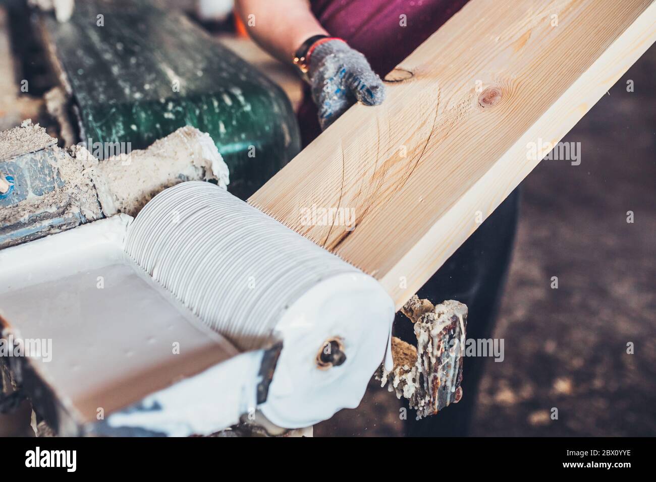 Machine for putting glue on wooden blanks for building glued laminated