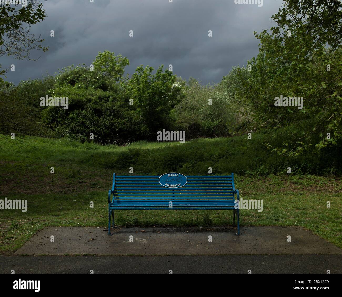 Hills Meadow Park, George Street, Caversham, Reading, Berkshire. Park bench after a rain storm, Stock Photo